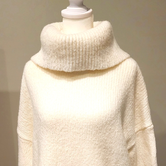 Banana Republic Sweaters - Banana Republic Women's Ivory Cowl Neck Sweater Size Medium